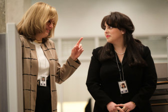 莎拉·保爾森（左）扮演公務員琳達·特里普，她贏得了白宮實習生莫妮卡·萊溫斯基（比妮·費爾德斯坦飾）的信任，然後又出賣了她。