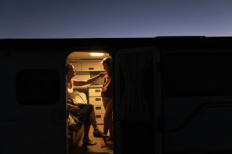 Natalie Ingles vue à l'intérieur de sa camionnette avec sa fille Ella après une journée de baignade au point d'eau du camping. 