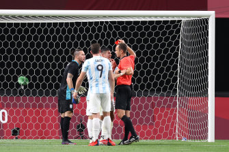 Francisco Ortega vede il colore rosso dall'arbitro Sardan Jovanovic.