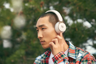 beats solo 3 wireless on head