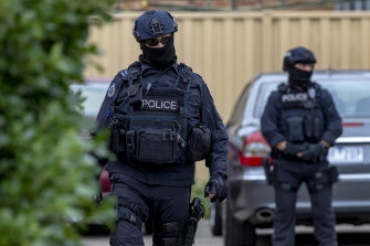 Federal police outside Ertunc Eriklioglu’s house in Dallas in 2018.