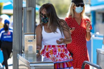 Tenisoví fanúšikovia skenujú svoje vstupenky na minuloročný Australian Open.
