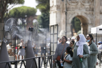 Geçen yılki sıcak hava dalgası sırasında insanlar Colosseum'da hayranların önünde serinliyor.