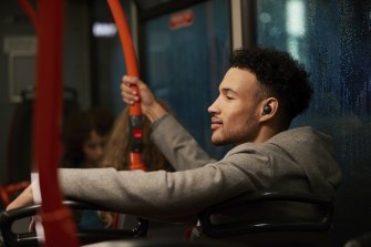 WF-1000xM4는 시끄러운 대중 교통에 문제가 없습니다.