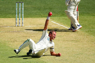 Neil Wagner catches David Warner out off his own delivery in Perth. 