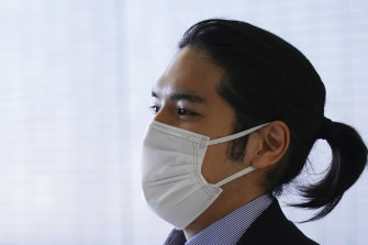 Kei Komuro’s long hair prompted debate in Japanese tabloids when he flew into Tokyo on Monday after a three-year absence. 