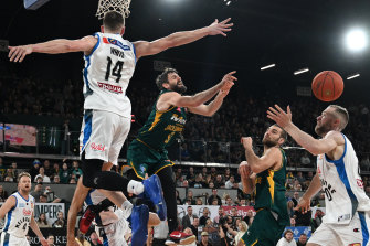 Jarrad Weeks of the JackJumpers gets a pass away against Melbourne United on Saturday night.