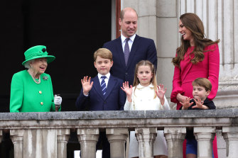 Queen Elizabeth II, Prince George of Cambridge, Prince William, Duke of Cambridge, Princess Charlotte of Cambridge, Catherine, Duchess of Cambridge and Prince Louis of Cambridge on the balcony of Buckingham Palace during the Platinum Jubilee Pageant.