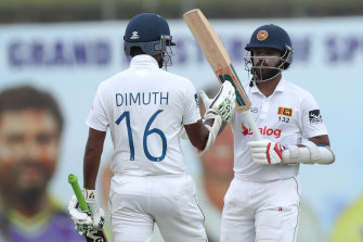 Dimuth and Mendis put on a 152-run partnership.