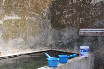 Topu Honis 的沐浴区，Daschbach 在这里为女孩们赤身裸体洗澡。 