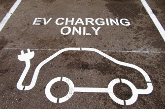 The Grattan Institute says the federal government needs new policy to bring electric vehicles to the market or risk economic pain in years to come. 