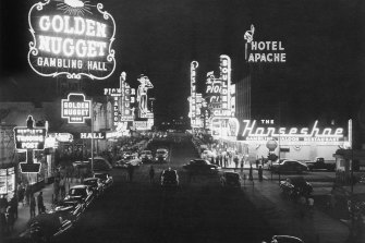 1953'te Las Vegas'taki Fremont Caddesi. Las Vegas, Colorado Nehri'nin kuraklık rezervuarının derinliklerinden bir hafta içinde ikinci bir insan kalıntısı ortaya çıktıktan sonra organize suçla ilgili bilgilerle dolup taşıyor.