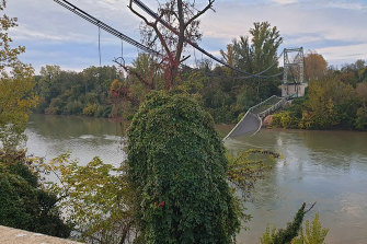 The road suspension bridge linking the towns of Mirepoix-sur-Tarn and Bessieres collapsed.