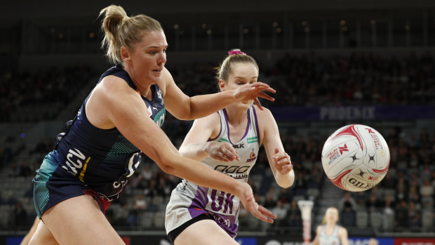 Caitlin Thwaites of the Vixens and Tara Hinchliffe of the Firebirds contest the ball.