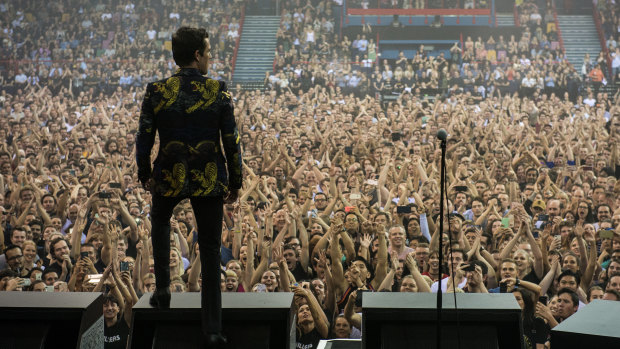 Brandon Flowers surveys the sold-out Brisbane crowd during Mr Brightside during a visit to Australia in 2018. 