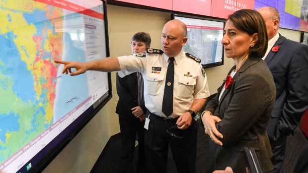 Premier Gladys Berejiklian is briefed by NSW RFS commissioner Shane Fitzsimmons in the NSW Rural Fire Service control room.