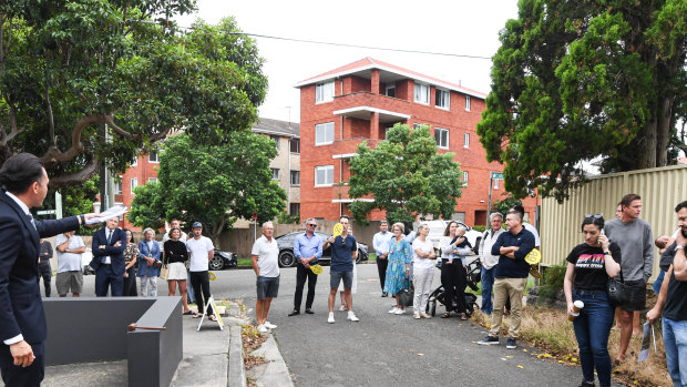 The auction had to be held downstairs, due to the strong buyer turnout. 