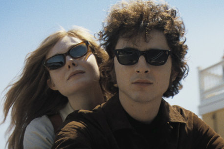  Elle Fanning and Timothée Chalamet in A Complete Unknown.