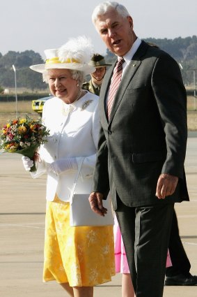 Michael Jeffery greets the Queen in Canberra in 2006. 