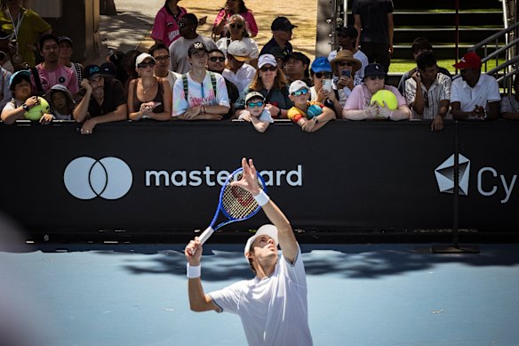 Os espectadores assistem ao treino de Alex de Minaur.