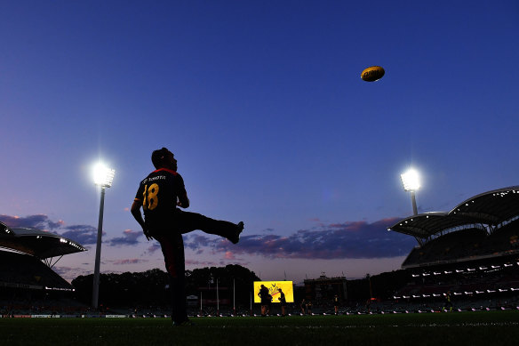 Betts warms up prior to the first preliminary final in Adelaide in 2017.