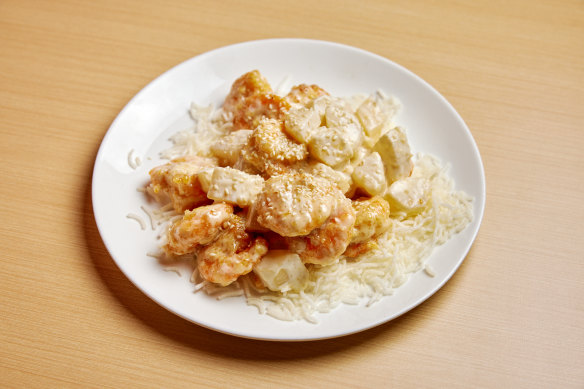 Deep-fried prawns in special sauce with pineapple.