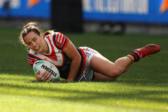 Isabelle Kelly scores the winning try.