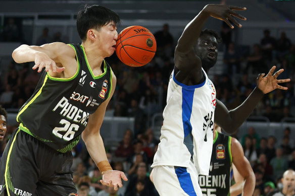 Zhou Qi of SEM Phoenix and Jo Lual-Acuil of United contest for the ball.