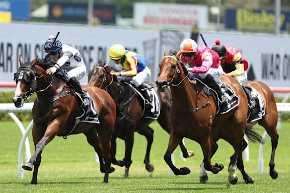 Oui Oui Oui (right) wins at Randwick on December 13.
