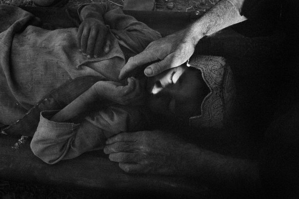 Wounded child, Gonbad village, Kandahar Province, 2005.