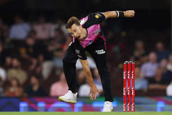 Sixers star Tom Curran taking on the Renegades earlier in December.