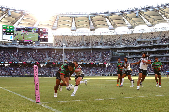 Richard Kennar runs in for a try during the round one match between the Rabbitohs and Warriors at Optus Stadium in 2018.