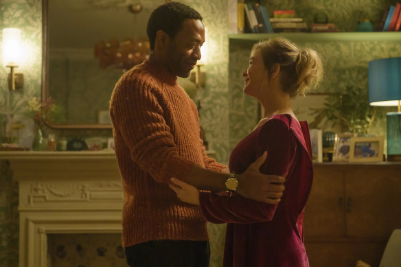 Chiwetel Ejiofor as Mr Wallaker and Renee Zellweger as Bridget in Bridget Jones: Mad About the Boy.