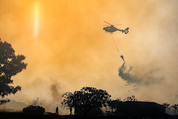 Martedì i vigili del fuoco hanno utilizzato un elicottero per domare gli incendi a Roma.