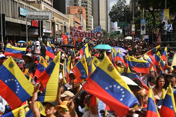 Sostenitori filo-governativi partecipano a una manifestazione il giorno dopo la cattura di Nicolás Maduro.