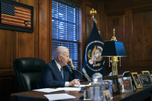 Başkan Joe Biden, 2021'de Delaware, Wilmington'daki özel konutundan Rusya Devlet Başkanı Vladimir Putin ile telefonda konuşuyor.