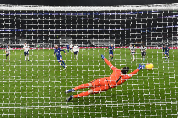 Jorginho scores the decisive penalty in Chelsea’s 1-0 win over Tottenham.