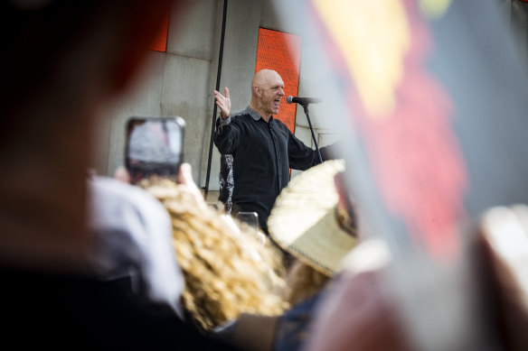 Peter Garrett performs during the Yes campaign march in Melbourne on Sunday. 