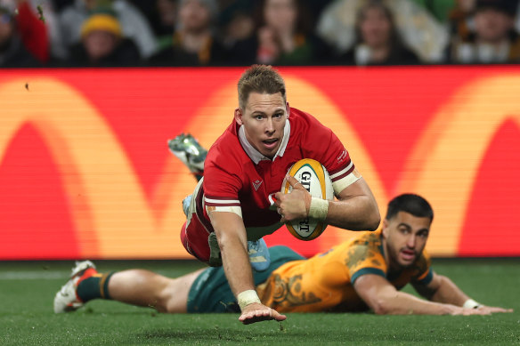 Liam Williams scores for Wales