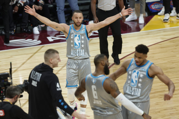 Steph Curry dazzles as Team LeBron wins All-Star Game