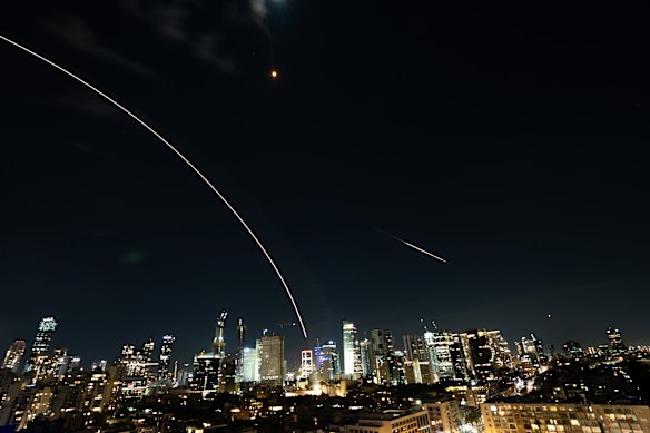 Mísseis interceptados sobre Tel Aviv, Israel, no domingo.