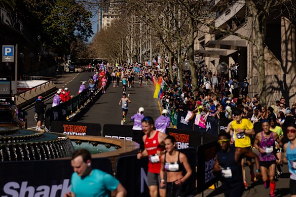 Runners continue to make their way down into Circular Quay.