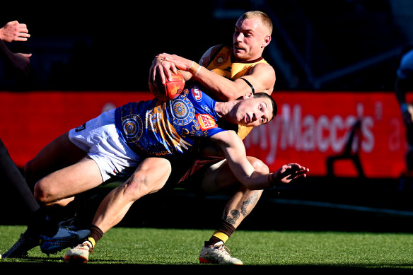 Xavier O’Neill is tackled by James Worpel.