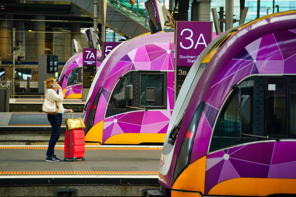 Victoria and the Commonwealth are at loggerheads over maintenance of train tracks to Albury/Wodonga and Sydney. 