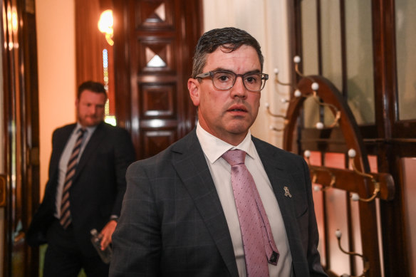 Brad Battin has informed opposition leader John Pesutto that he will formally challenge his leadership on Friday. 