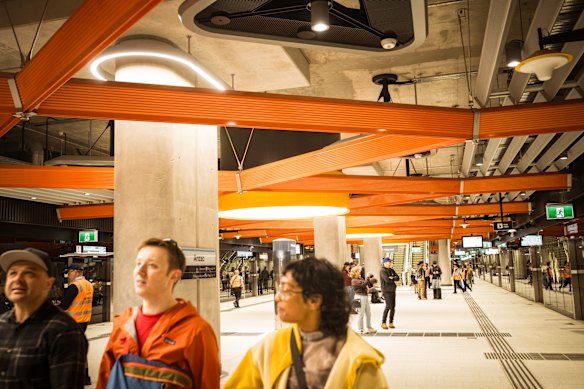 Passageiros na nova estação Anzac de Melbourne após chegarem no primeiro trem para passar pelo novo túnel do metrô no dia da inauguração.