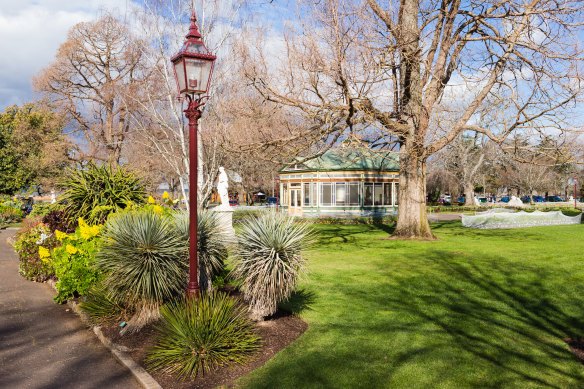 Where would you find this garden and its Statuary Pavilion?