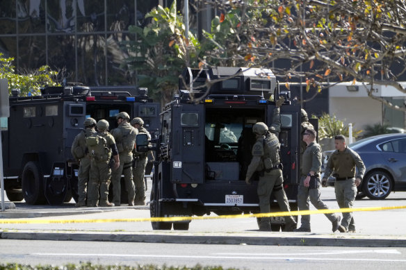 SWAT görevlileri, Kaliforniya'nın Torrance kentinde saldırgana ait olduğundan şüphelenilen bir minibüsün etrafını sardı.