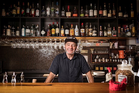 Amyl and the Sniffers cobraron una cuenta de 5000 dólares en el bar de Hells Kitchen después de que se cancelara su concierto. 