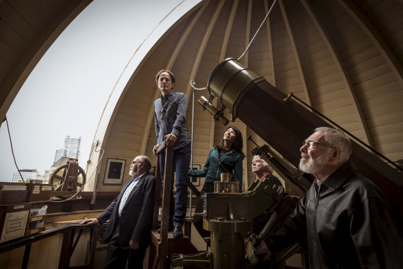 Perry Vlahos (de pie) con otros miembros de la Sociedad Astronómica de Victoria en el Observatorio de Melbourne.
